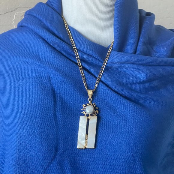 Mother of Pearl Earring and Necklace Set | NWT - Picture 11 of 13